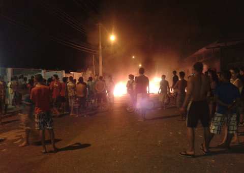 Após ônibus matar duas crianças, moradores incendeiam rua e queimam placas de políticos
