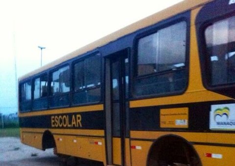 Prefeitura de Manaquiri não paga e fornecer tira pneus dos ônibus escolares