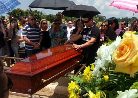 Veterinário teve as vísceras retiradas para não boiar. Imagem exclusiva do assassino mostrando o corpo