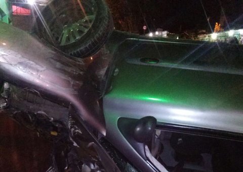 Motorista tenta realizar ultrapassagem e acaba capotando em Manaus