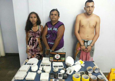 Policiais flagram entrega de droga na Constantino Nery