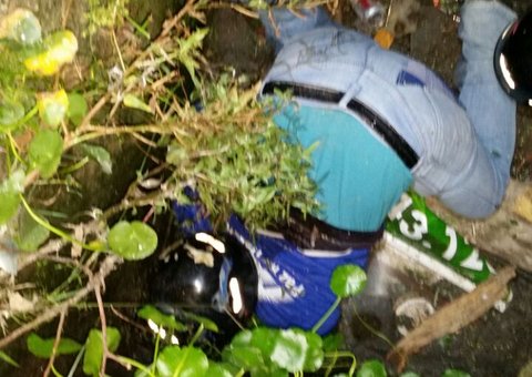 Mototaxista cai da moto, bate a cabeça e morre