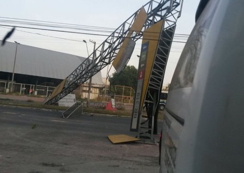 Estrutura metálica da Suframa  desaba e impede tráfego de veículos na BR 319