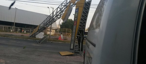 Estrutura metálica da Suframa  desaba e impede tráfego de veículos na BR 319