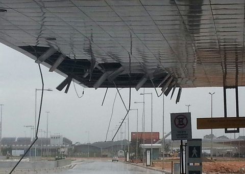 Ventania inesperada em Manaus deixa rastro de destruição