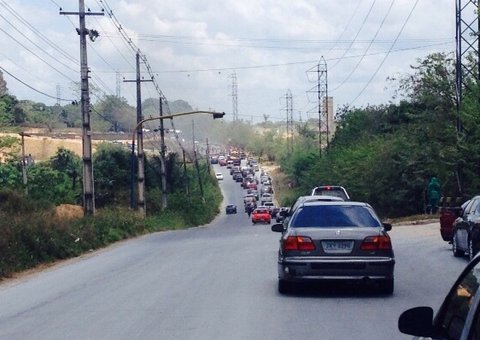 PAROU: Moradores interditam AM-010 por falta de energia elétrica