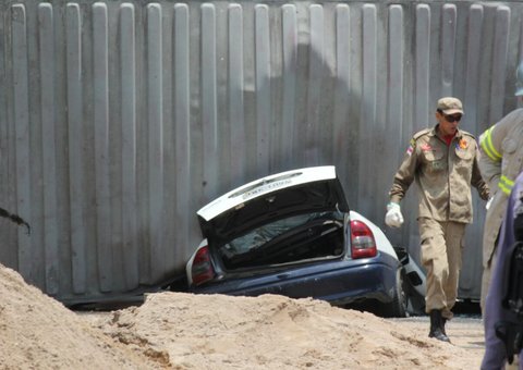 Contêiner esmaga carro e mata três no Santa Etelvina.