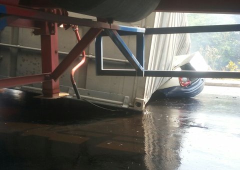 Imagens do local onde uma carreta esmagou uma família em Manaus