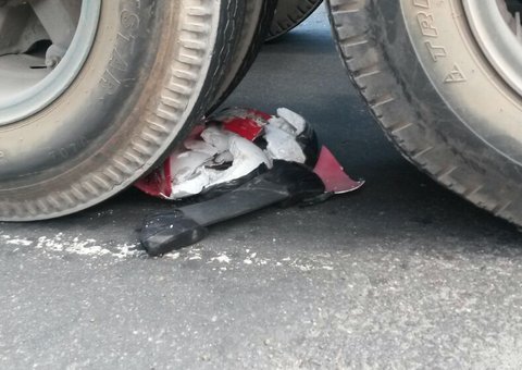 Na Silves, motociclista tem a cabeça esmagada por carreta