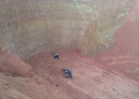 Motoqueiro cai em vala de 20 metros e morre na Am 70