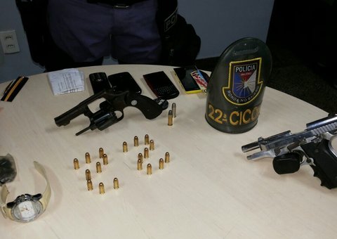 Jovens são detidos com armas e munições 