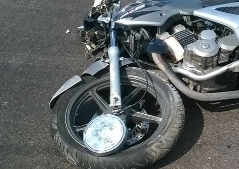 Mototaxista é atingido por carro que fazia retorno proibido