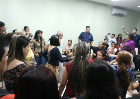 Alunos da FAMETRO protestam contra problemas estruturais