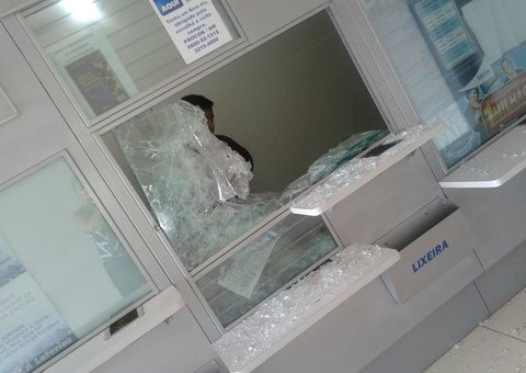 7 homens armados rendem 20 clientes em loteria de Manaus