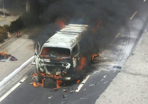 Kombi com material de campanha pega fogo em viaduto de Manaus