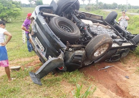 Hilux capota na estrada de Manacapuru e deixa três feridos