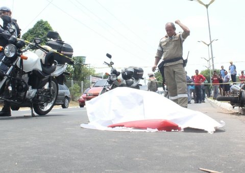 Motociclista faz retorno proibido e é morto por caminhão com motorista não habilitado