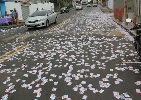 Sujeira: Candidatos espalham cinco toneladas de santinhos em toda   Manaus