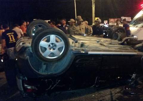 Carro capota na Torquato Tapajós e deixa quatro feridos