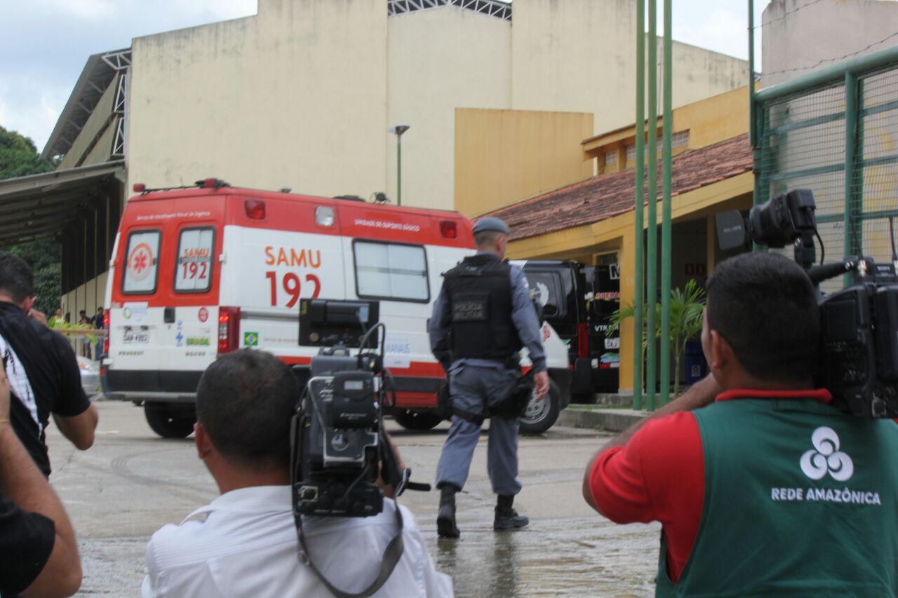 Polícia tenta desarmar suposta bomba em escola. Aulas suspensas