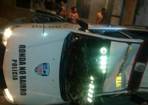 Carro de luxo atinge e tomba viatura no Jorge Teixeira 