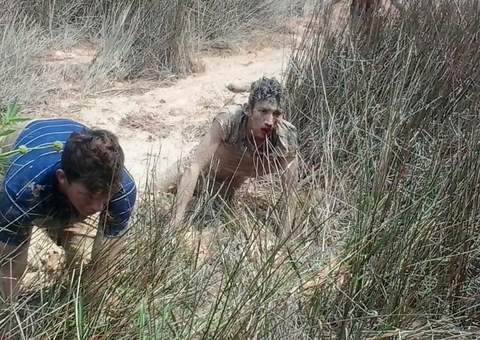 Dupla rouba ônibus e se esconde no lamaçal