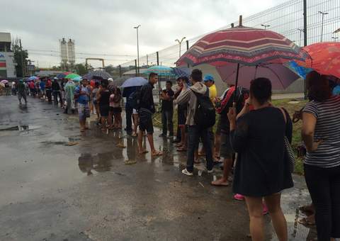 Flamenguistas "doentes" fazem filas para comprar ingresso em Manaus
