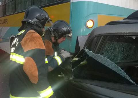 Colisão de picape com ônibus escolar deixa quatro pessoas feridas na BR 174