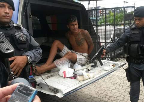 Traficante abandona droga e é preso com metralhadora