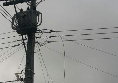 Fio de alta tensão rompe em frente de residência e Amazonas Energia não dá confiança