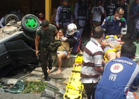 Militar avança sinal e provoca acidente: 4 feridos