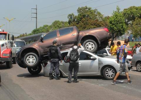 GALERIA DE FOTOS: Acidente inexplicável em Manaus com quatro veículos