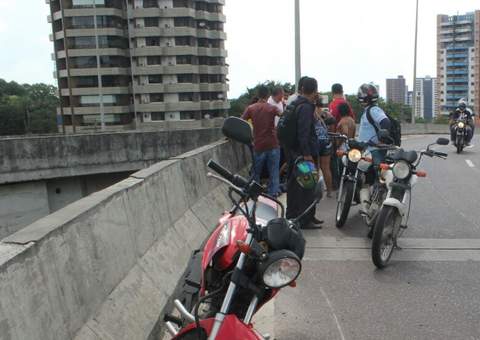 Motoqueiro desliza e quase despenca do alto de viaduto em Manaus