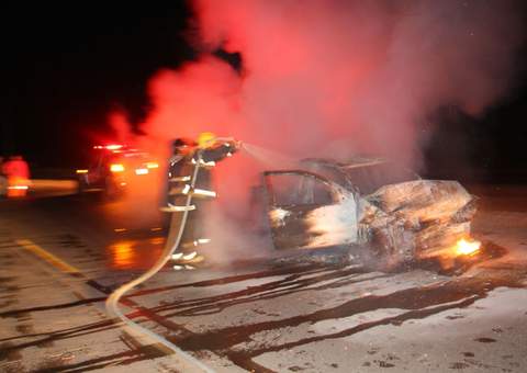 Colisão entre carros provoca explosão e deixa cinco feridos