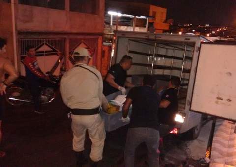 Bombeiros resgatam corpo jogado em vala