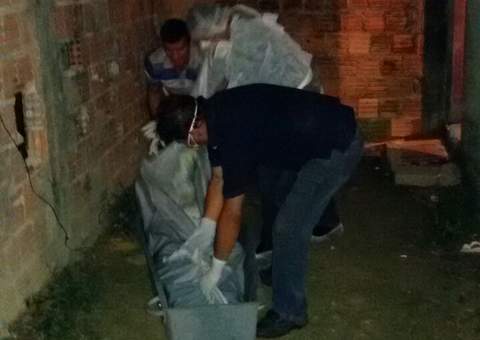 Após ser espancada com uma pernamanca pelo marido, mulher é achada morta em casa