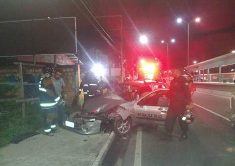 Carro usado em teste-drive da Renault bate em plataforma do Expresso, capota e deixa um ferido