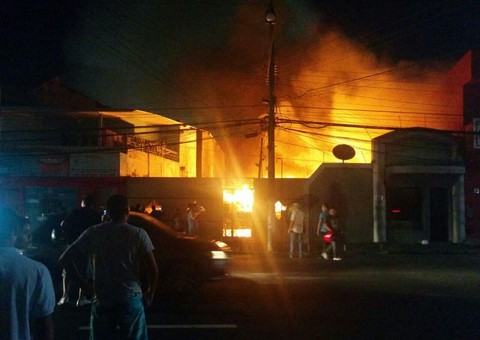 Incêndio destrói casa no Centro de Manaus