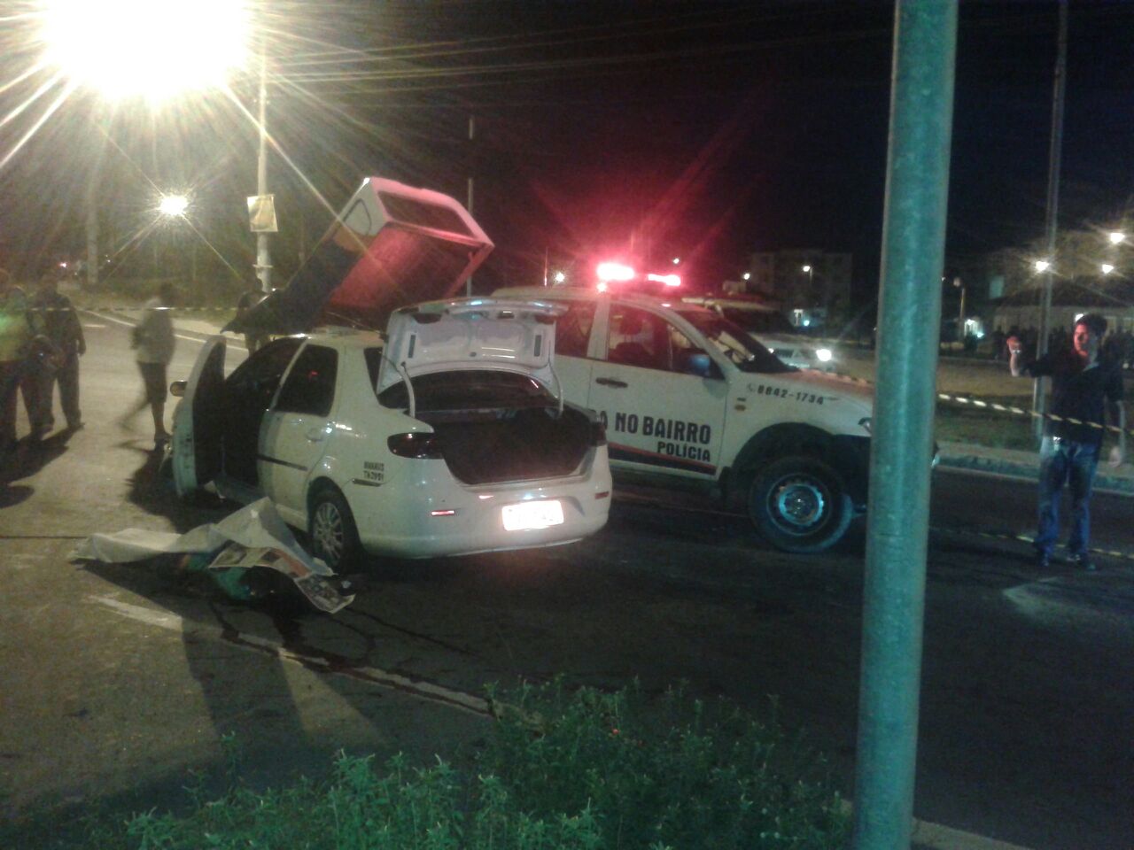 Taxi roubado, troca de tiros e um bandido morto na Torquato Tapajós  