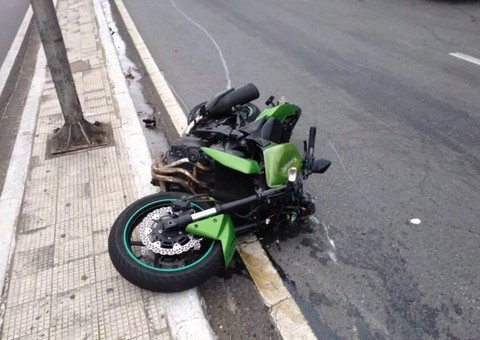 Picape dirigida por professor colide com motocicleta. Vigilante morre
