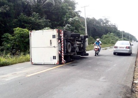 Mulher capota com carro baú na AM-070