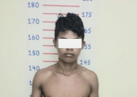 Adolescentes depenam uma casa em Itacoatiara