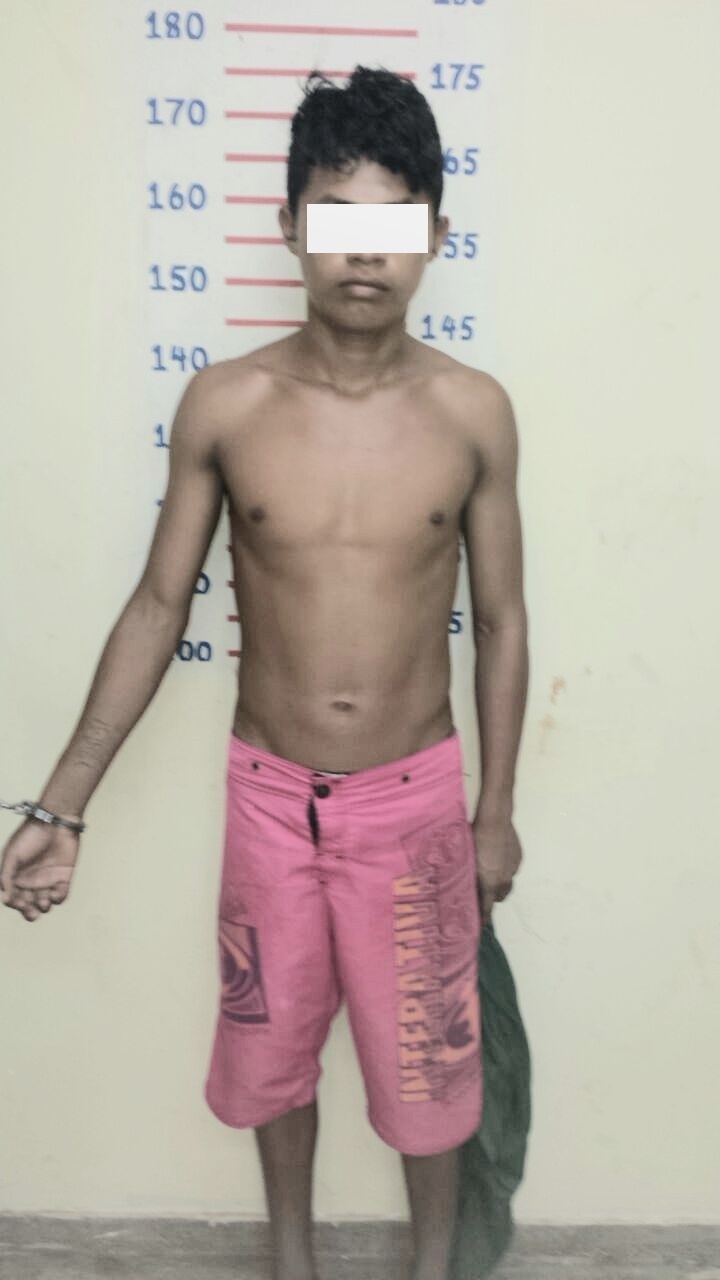 Adolescentes depenam uma casa em Itacoatiara