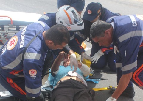 Moto atropela aposentado em avenida