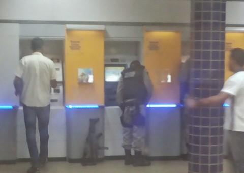 PM descuidado saca dinheiro e deixa arma no chão