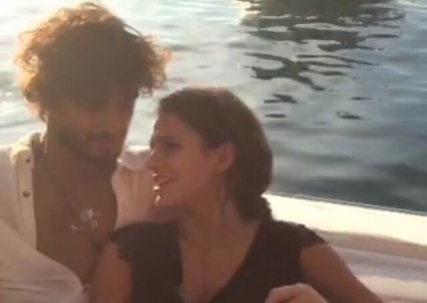 Noitada de Bruna Marquezine e Marlon termina em beijos em passeio de barco