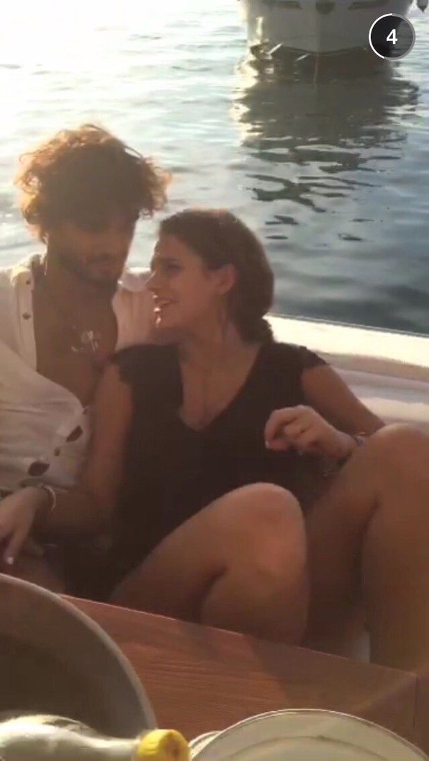 Noitada de Bruna Marquezine e Marlon termina em beijos em passeio de barco