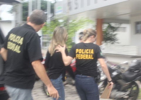 Veja fotos de Marcelaine, a mulher que mandou matar rival, chegando ao IML