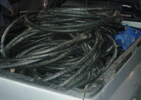 Ladrão de fio de cobre fica nervoso com telefonema de sucateiro e se entrega para a polícia