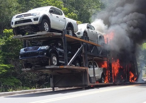 Caminhão cegonha incendeia na BR174 e deixa carros destruídos
